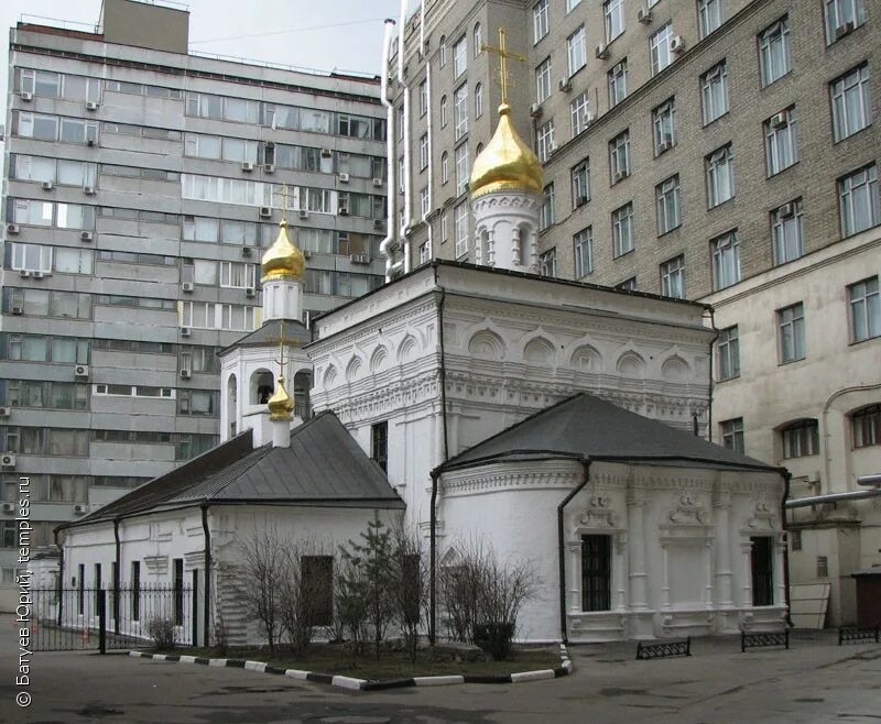 храм архангела михаила в овчинниках. храм архангела михаила средний овчинниковский переулок. храм архангела михаила средний овчинниковский переулок. храм михаила архангела овчинниковская набережная город москва. храм архангела в овчинниках.