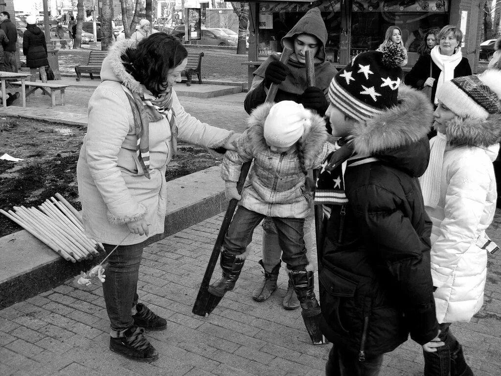 Где погулять в москве на масленицу. Масленица в Москве мероприятие. Масленица в Москве Кузнецкий мост. Масленица Москва 2024 блины на улице. Масленица в Москве на старых фотографиях.