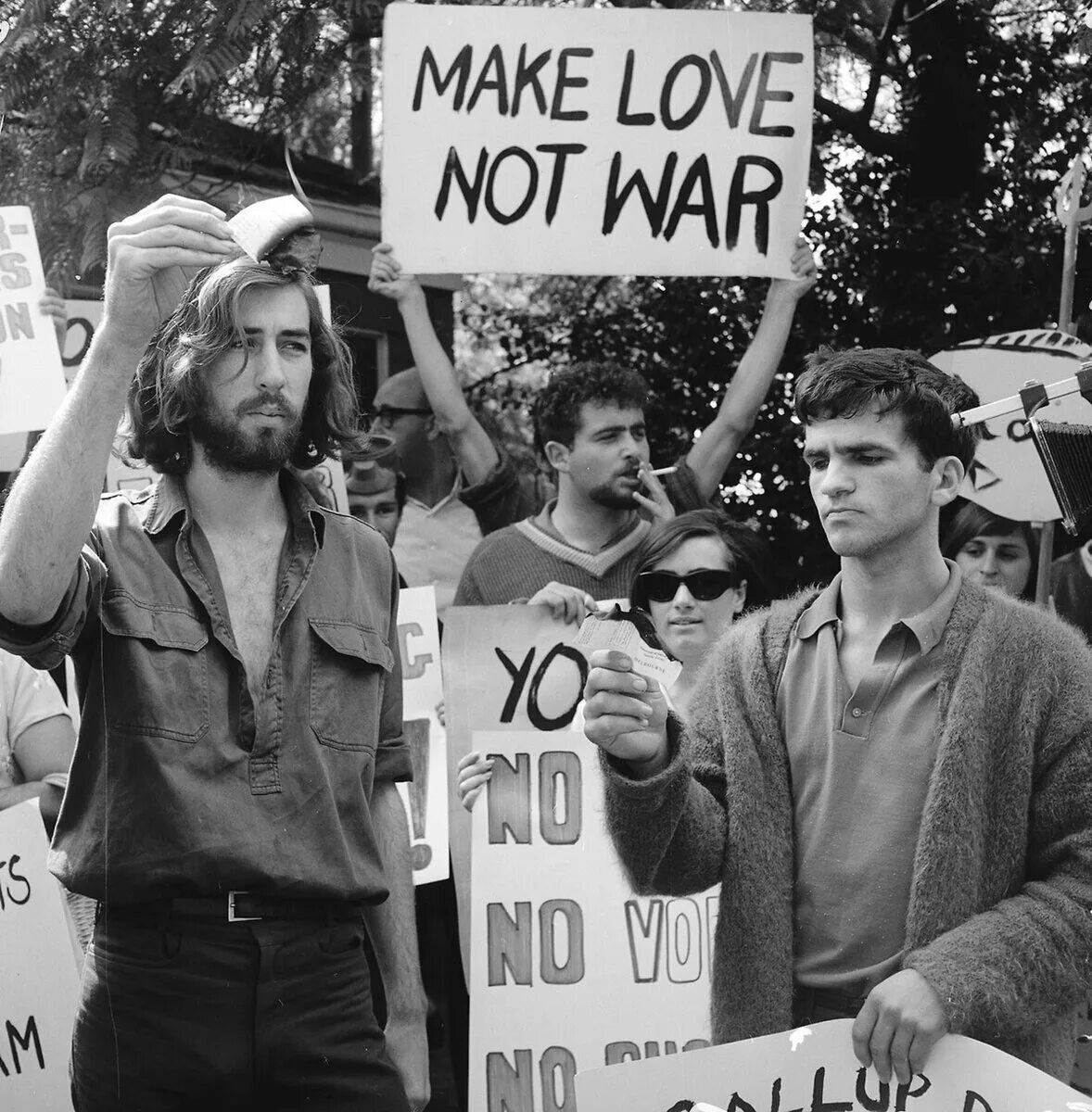 Хиппи призывавший к миру. 60е сша хиппи вудсток. хиппи против войны во вьетнаме. лозунги хиппи.