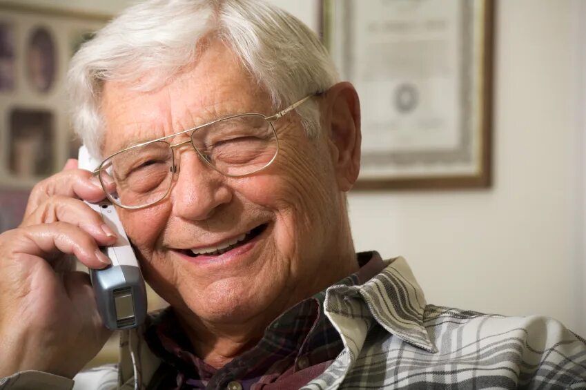 Дед звонит по телефону. Пожилой мужчина с телефоном фото. Отец 45 лет. Отцу звонят по телефону. Найти друга после 40