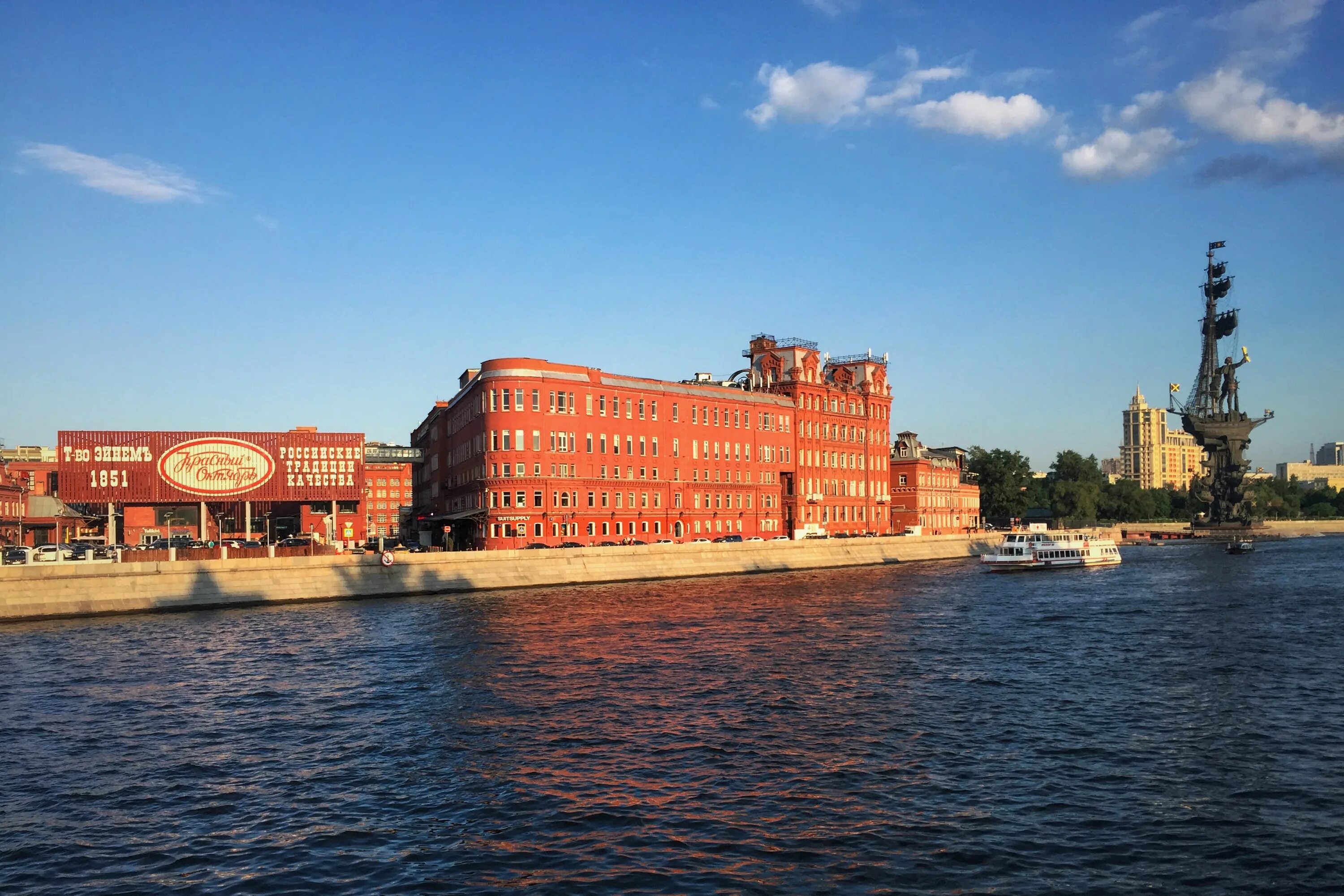 Красный октябрь отдых. Завод красный октябрь москва. красный октябрь берсеневская набережная. кондитерская фабрика красный октябрь москва. фабрика красный октябрь на набережной.