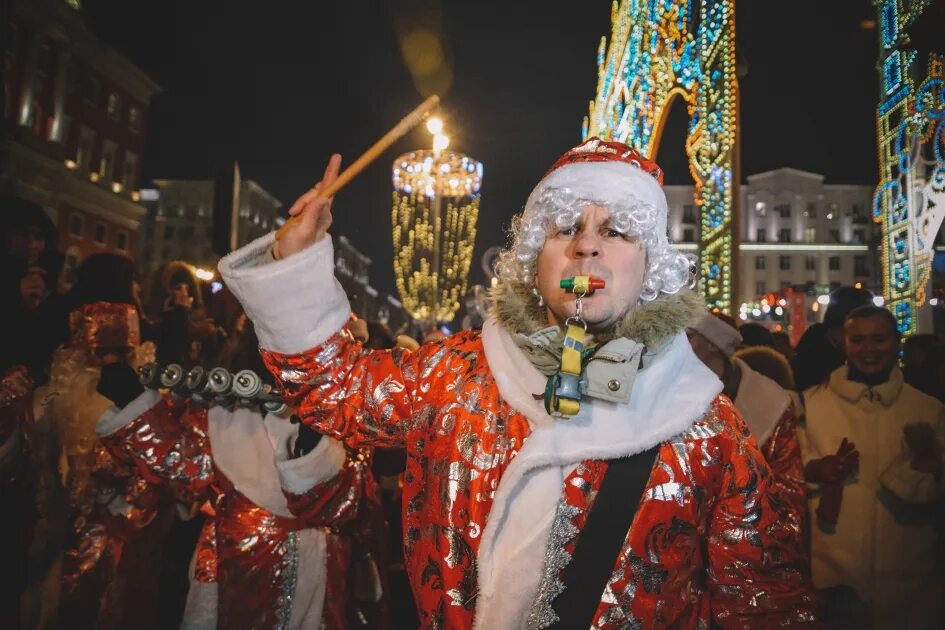 Вместе с дедом на парад. С дедом на парад. Новогодние шествия и парады Москва афиша.