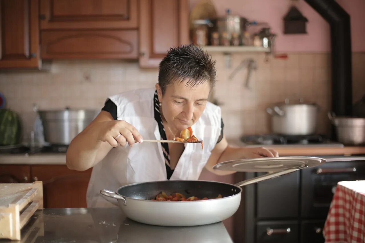 Аха готовит
