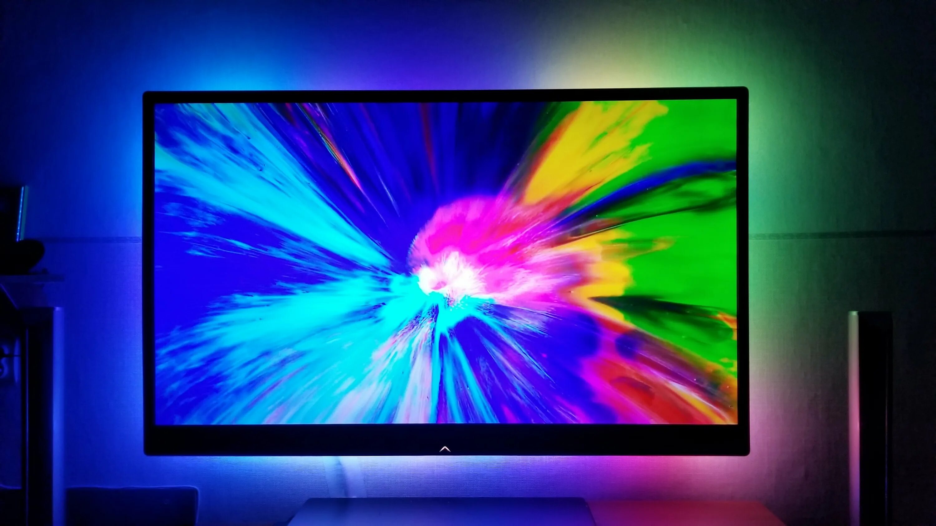 Изменился свет экрана. Монитор Philips с подсветкой Ambilight. Samsung Ambilight. Телевизор с подсветкой Ambilight. Телевизор самсунг с подсветкой Ambilight.