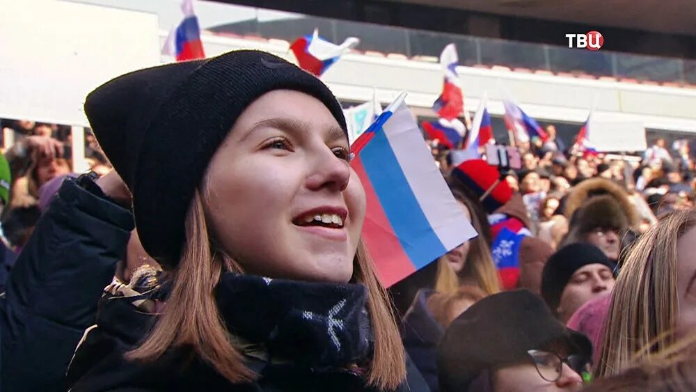 Видео пой гимн россии. Митинг в Лужниках. Гимн РФ поют. Поют гимн.