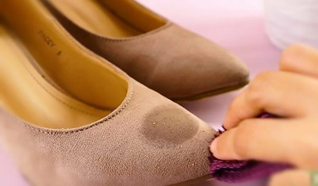 Замшевые потертости на сапогах. Как почистить светлую замшевую обувь. Чистка замши. Загрязненная замшевая обувь. Как почистить светлую замшевую обувь.