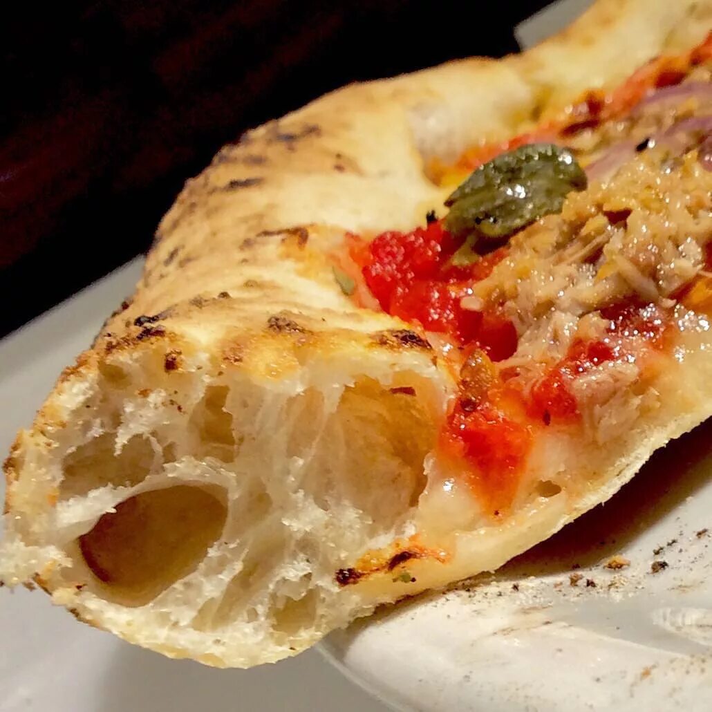 Тесто толстое. Неаполитанская пицца с тунцом. Неаполитанская Фокачча пицца. Неаполитанская итальянская Римская пицца. Тесто для неаполитанской пиццы.