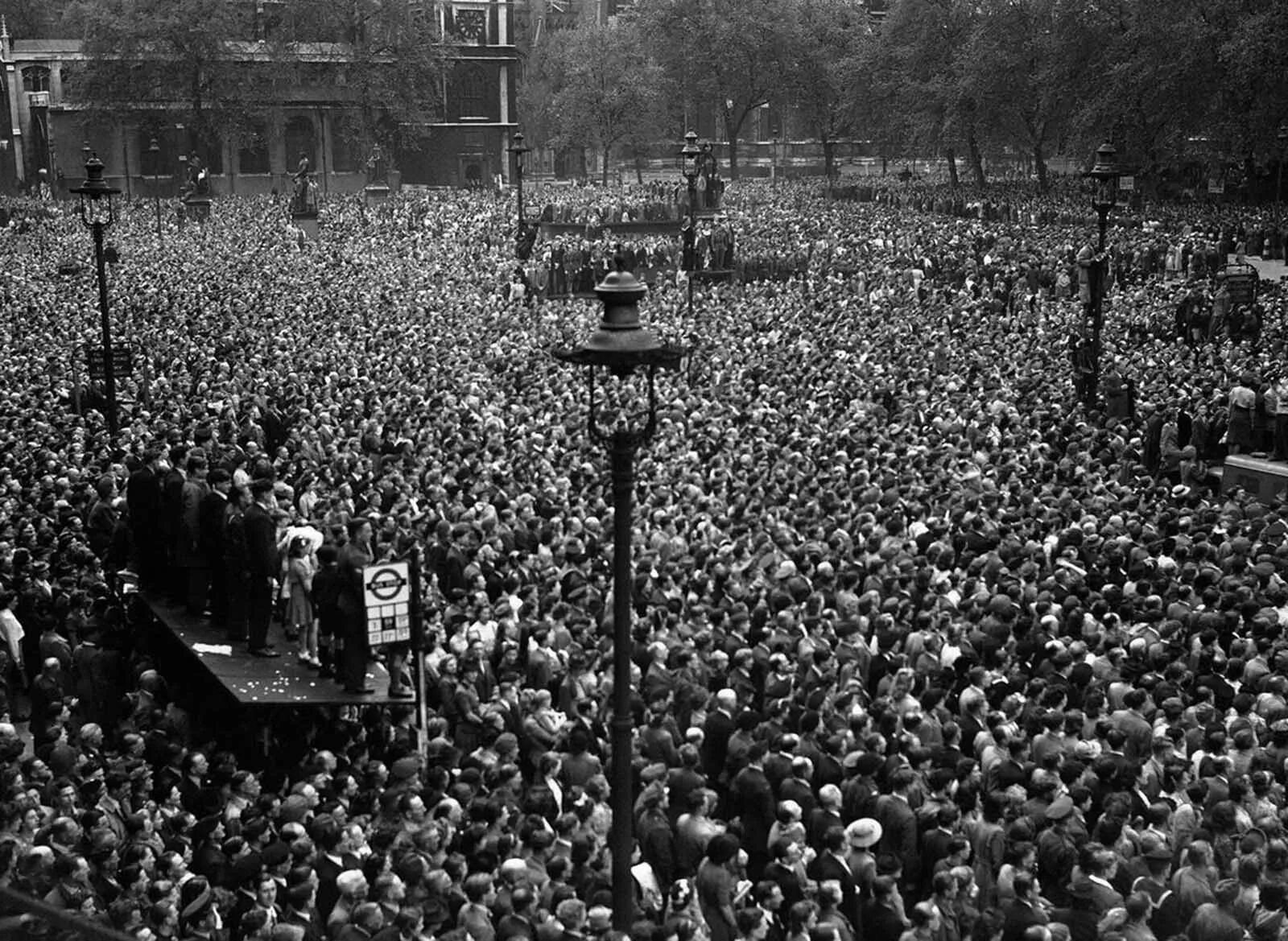 Оповещение о войне. Объявление войны. Объявление войны 1945. Толпа людей объявление войны. Конец войны.