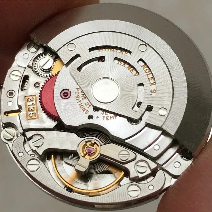 Ремонт rolex. Ремонт часов картинки. Шлифовка часов из стали. Ремонт rolex. Ролекс стекло лупа.