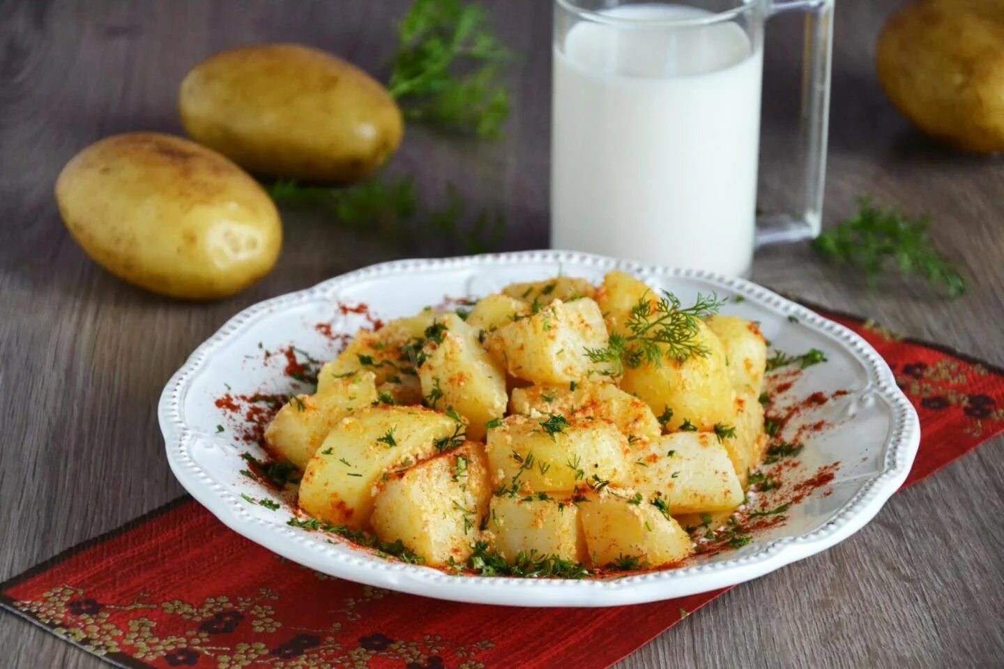 В каких блюдах используют картофель. Блюда с картошкой. Картофель приготовленный. Картофель на столе. Жареная картошка с кефиром.