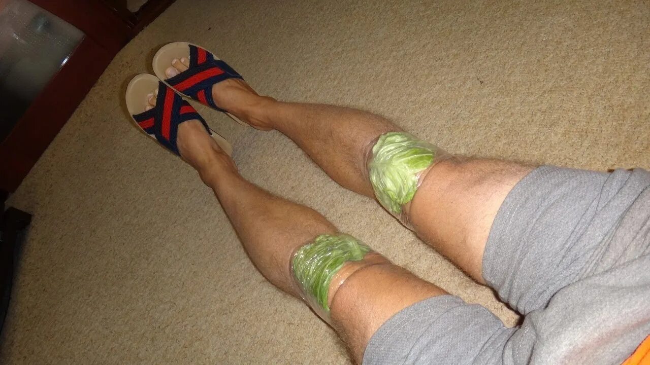 Капустный лист на коленный сустав. Компрессы с капустным листом для ног. Отеки при артрозе коленного сустава