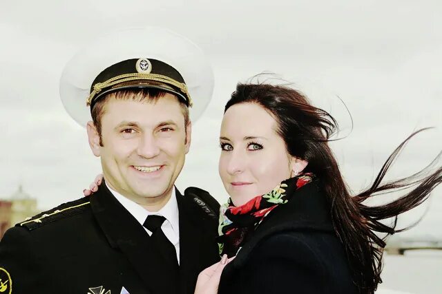 Жена моряка. Жены ВМФ. Жена моряка фото. Военный с женой и ребенком. Быть женой военного это