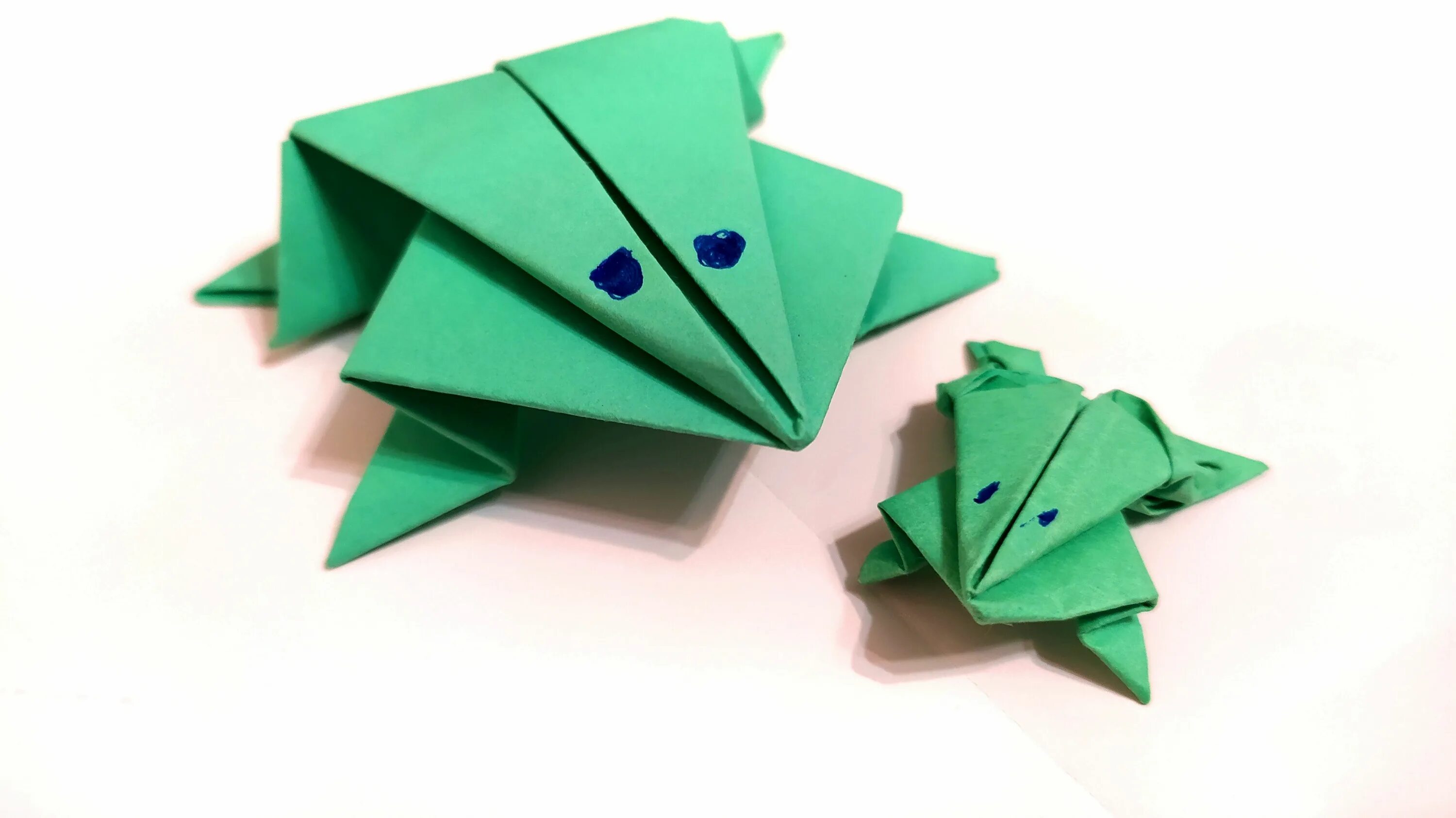 Как сделать лягушку из бумаги. Лягушка из бумаги. Оригами лягушка из бумаги. Оригами лягушка прыгающая. Конструирование из бумаги лягушка.