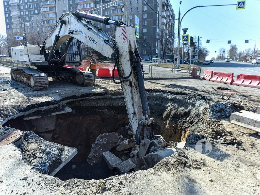 Куйбышева Чайковского перекресток провал. Челябинск Куйбышева провал асфальта. Провалился асфальт в Челябинске на Куйбышева. Яма асфальт Куйбышева Челябинск.