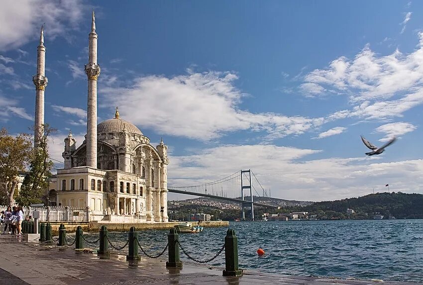 Стамбул находка. Мечеть Меджидие Стамбул. Стамбул набережная ортакёй. Ортакёй Босфор набережная. Стамбул квартал ортакёй.