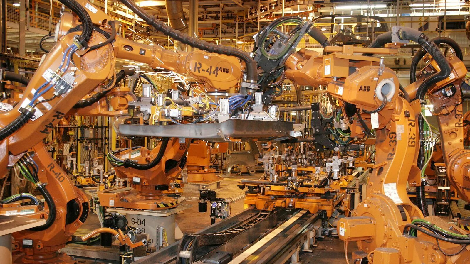 Массовое производство в машиностроении. Changying Precision Technology. Промышленные роботы. Роботы в машиностроении. Промышленный робот на заводе.