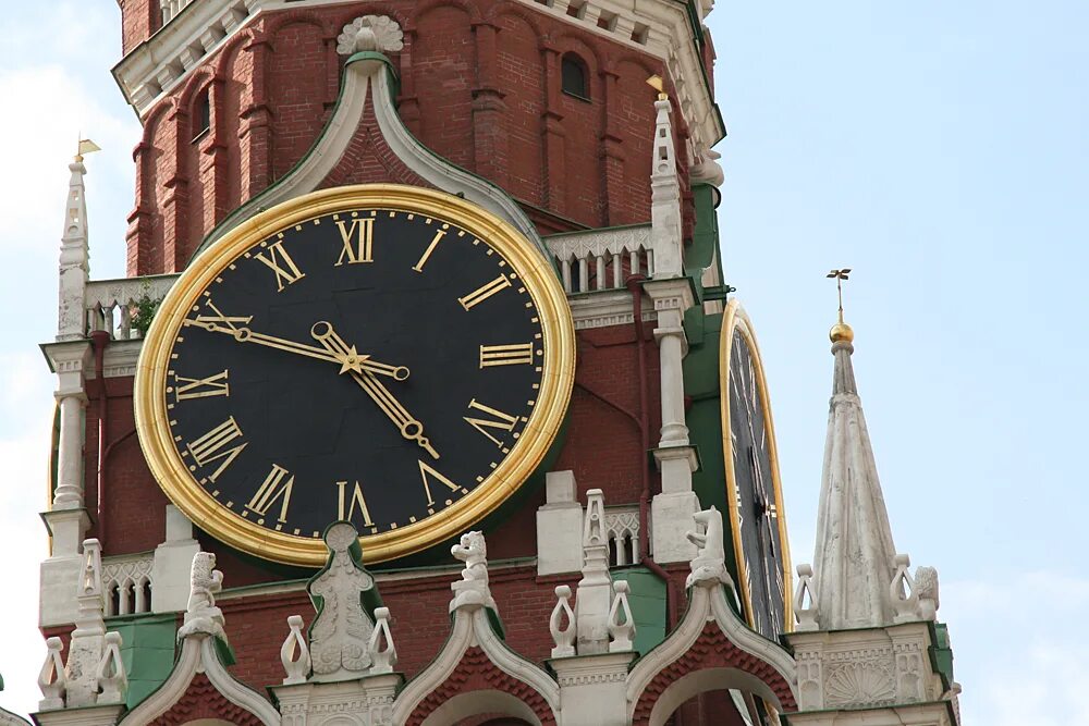 Часы Спасской башни Московского Кремля. Куранты Спасской башни Кремля. Часы Спасская башня Московского Кремля. Часы-куранты на Спасской башне Московского Кремля. Башен московского кремля установлены куранты