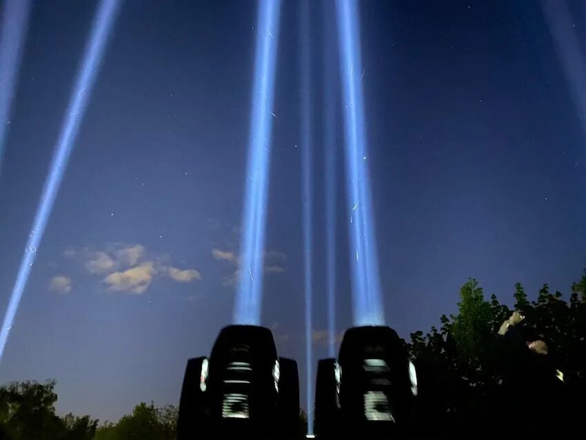 акция "лучи победы" курск. луч прожектора. лучи прожектора в небе. световой луч. прожекторы в ночном небе.