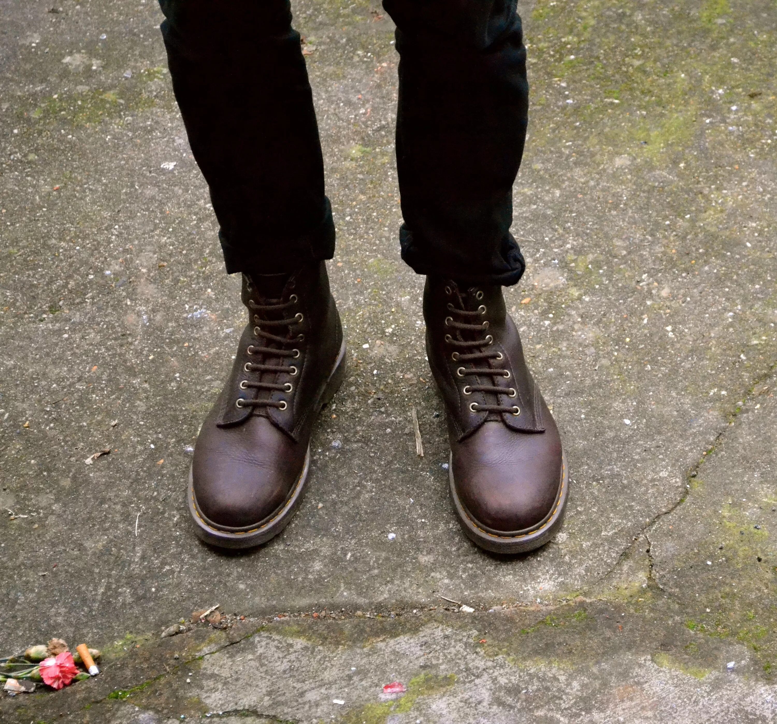 Ботинки хулиганы. Туфли доктор мартинс мужские. dr martens ботинки мужские. martens 1460 мужские брюки. ботинки dr martens мужские на ноге.