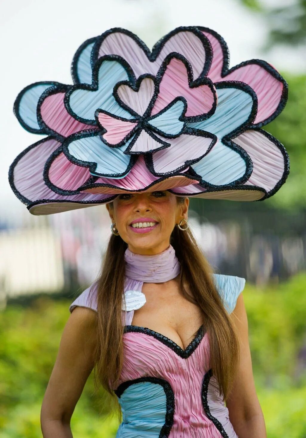 Silly hats at Royal Ascot. Шляпки Филиппа Трейси. Необычные шляпки. Необычная шляпка для девочки.