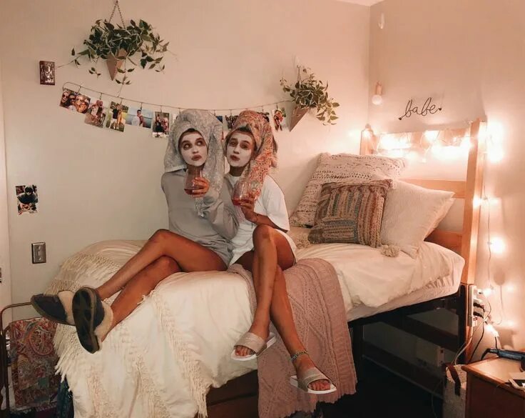 Лучшие подруги на ночевке. Ночёвка с подругой эстетика. Фотосессия с подругой на ночевке. Подружки на кровати. Что можно поделать ночью с подругой.