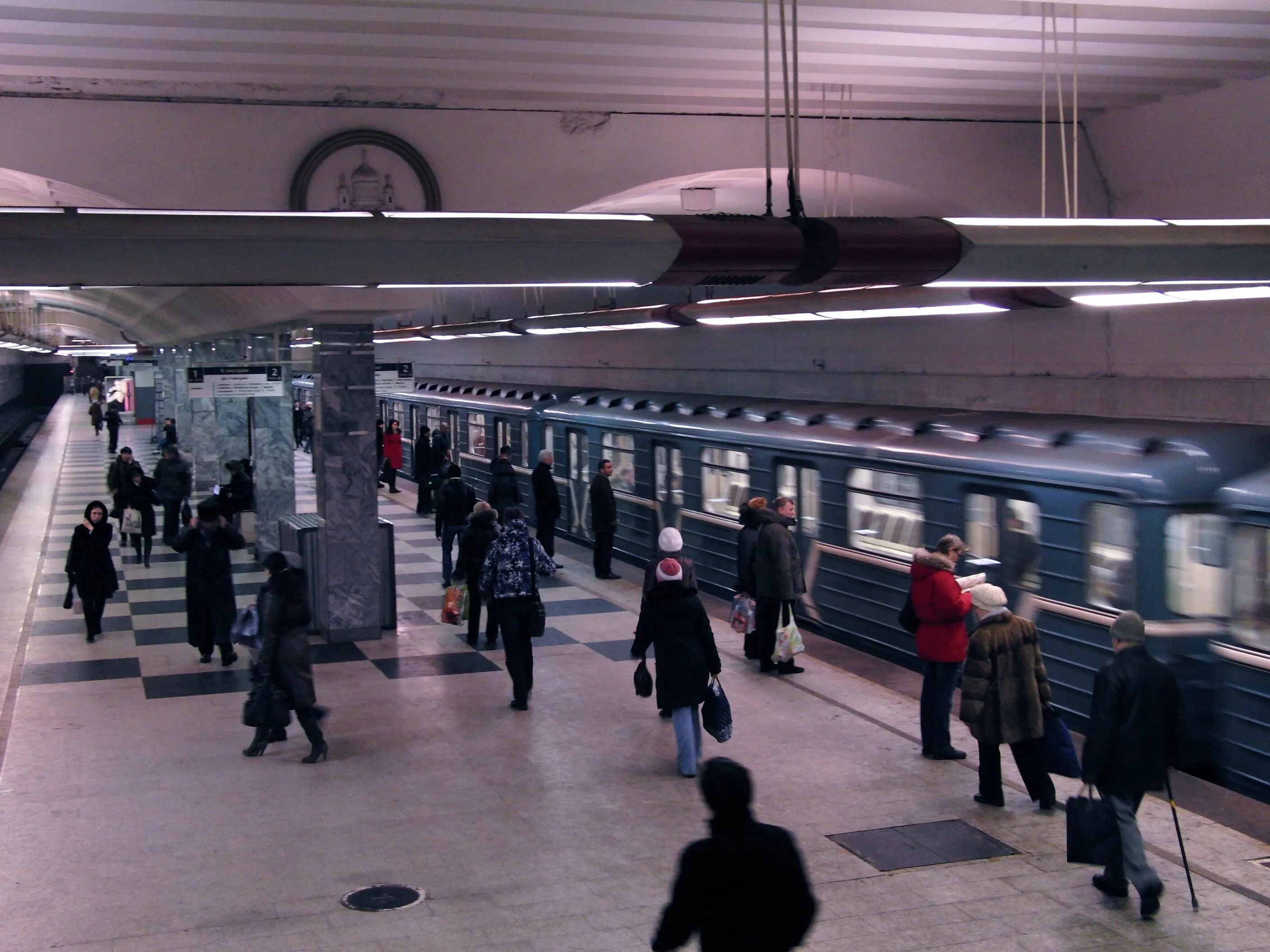 Метро братиславская купить. Станция Братиславская. Станция Братиславская внутри. Метро Братиславская фото. Братислава метро.