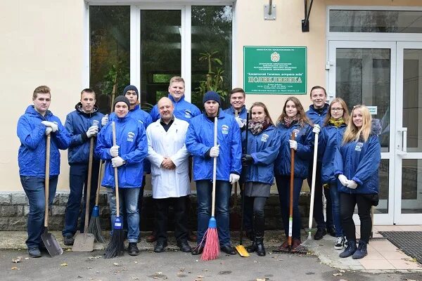 Госпиталь ветеранов новгород. Госпиталь ветеранов войн Великий Новгород. Субботник Единая Россия МГЕР. Госпиталь ветеранов Великий Новгород фото.