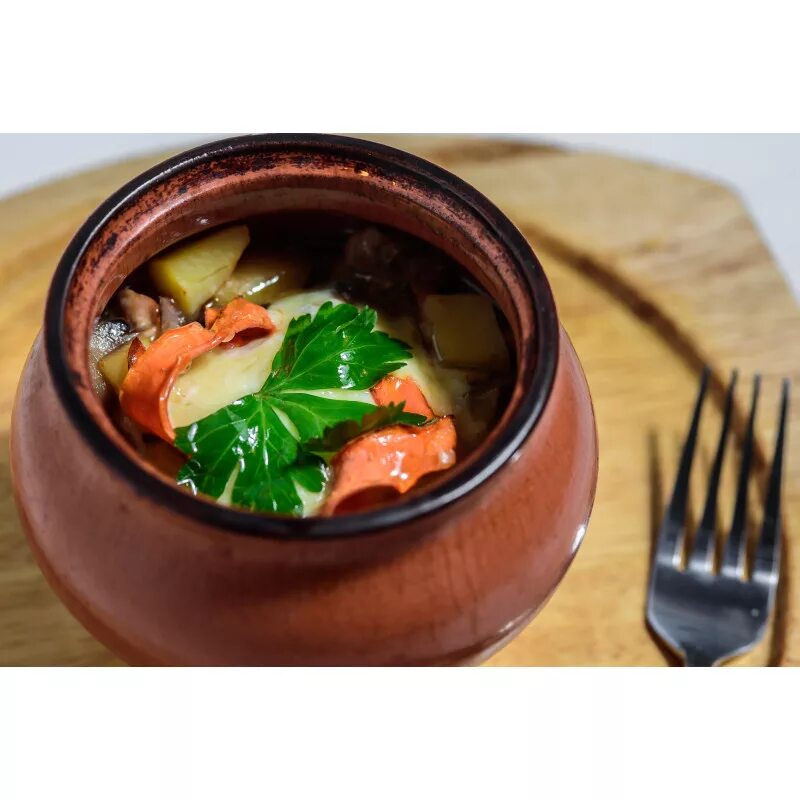 блюда в горшочках с мясом. мясо в горшочках с картошкой. горшочки с мясом и картофелем в духовке. мясо в горшочках с картошкой в духовке. горшочки на праздничном столе.