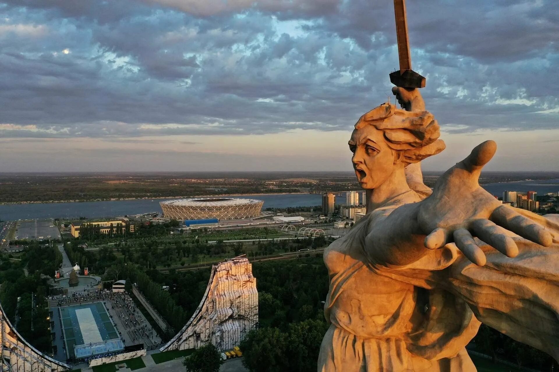 Почему памятник родина мать зовет. Волгоград Родина мать Мамаев Курган. Памятник Родина мать в Волгограде. Мамаев Курган статуя Родина мать. Скульптура Родины матери на Мамаевом Кургане.