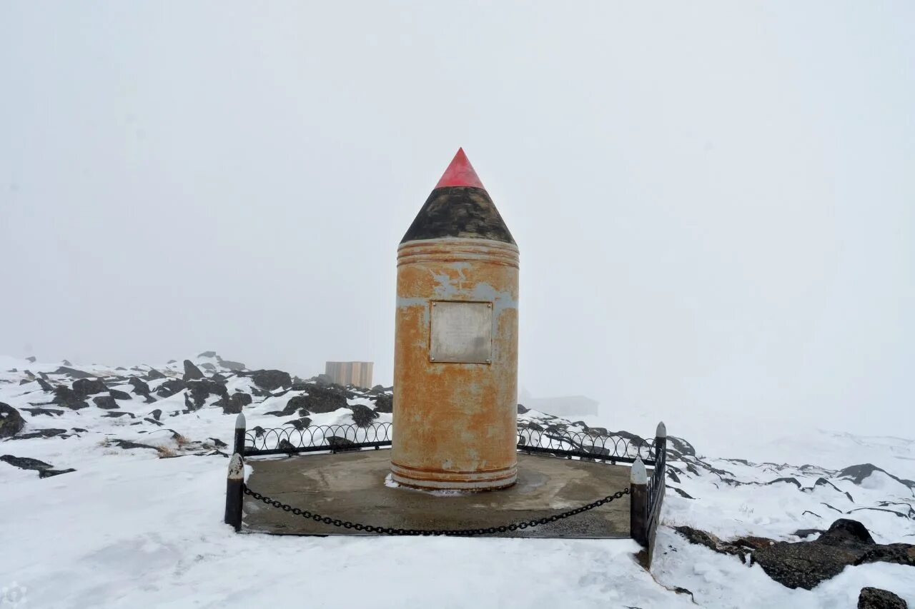 Рп5 диксон. Поселок Диксон Красноярского края. Диксон посёлок памятники. Арктика поселок Диксон. Поселок порт Диксон.