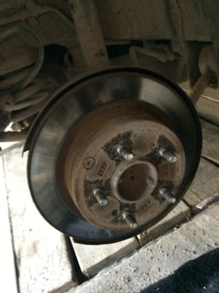 Хундай саната 2008 задние тормоза комплект. Hyundai sonata nf 2008 рычаг стояночного тормоза. Задние колодки ручника соната 5. Ручник на хендай соната тагаз. Ручник соната тагаз.