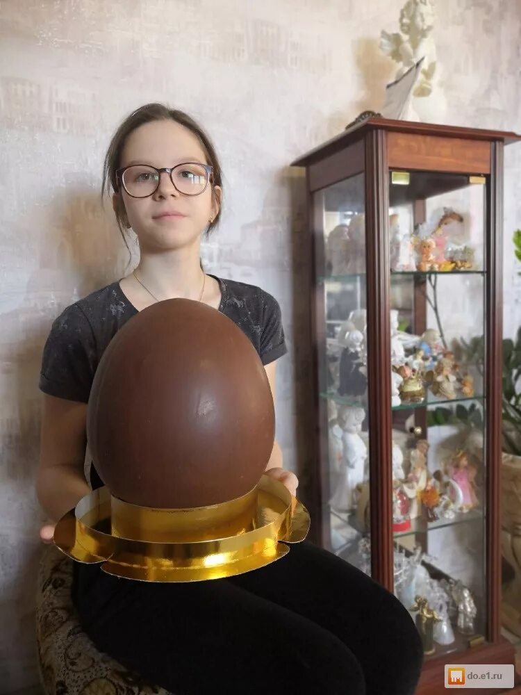 Яйцо свердловское купить. Большие шоколадные яйца. Огромное шоколадное яйцо. Большой шоколадный Киндер. Самые большие шоколадные яйца.