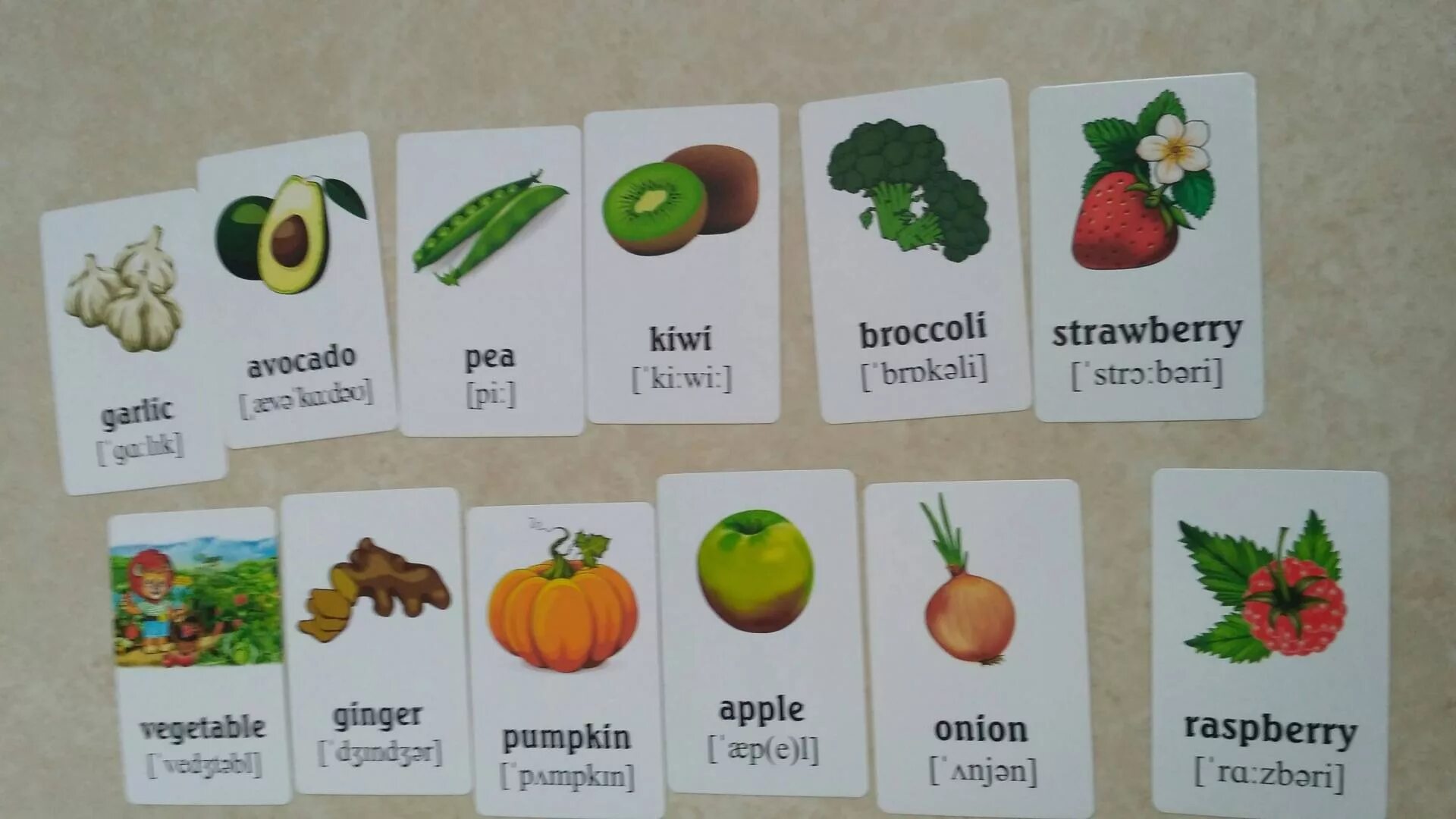 Английский карточка номер 2. Фрукты на английском для детей. Фрукты и овощи на английском для детей. Овощи на английском для детей. Карточки по английскому фрукты и овощи.