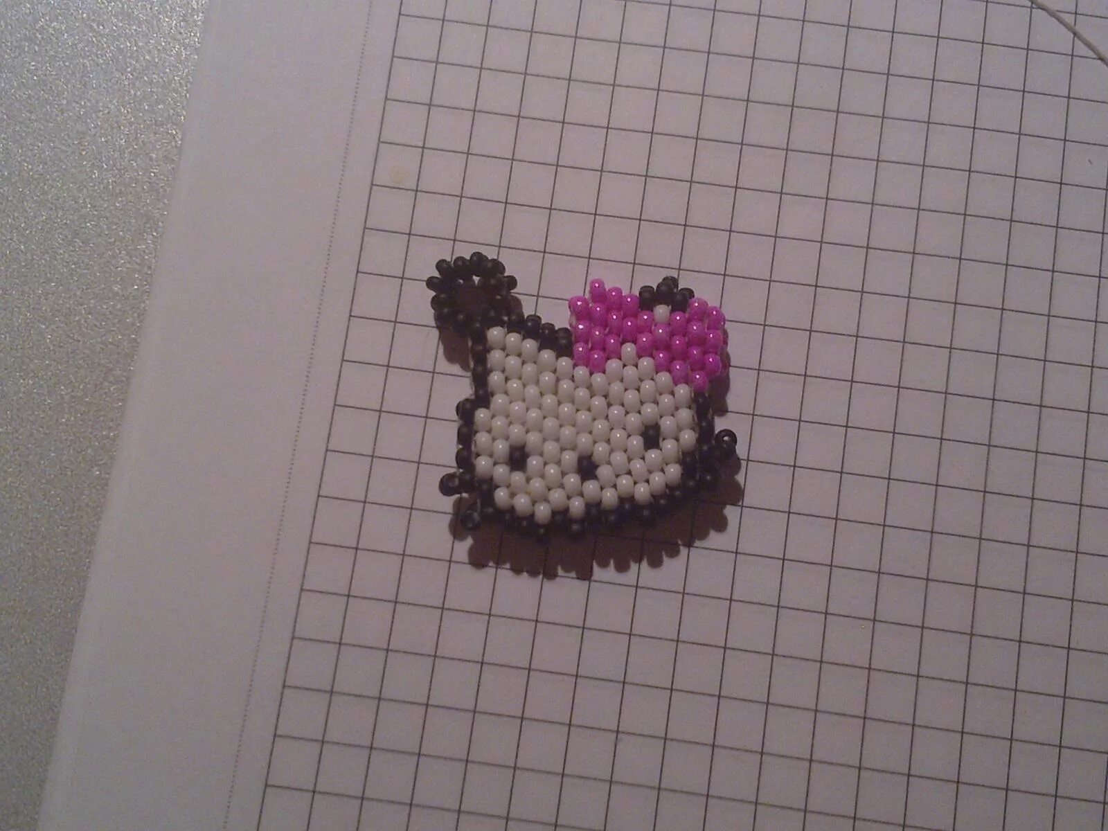 Колечко из бисера hello kitty. Хэллоу китти бисером. кольцо из бисера хелло китти. хелло китти из бисера. браслет из бисера хелло китти.