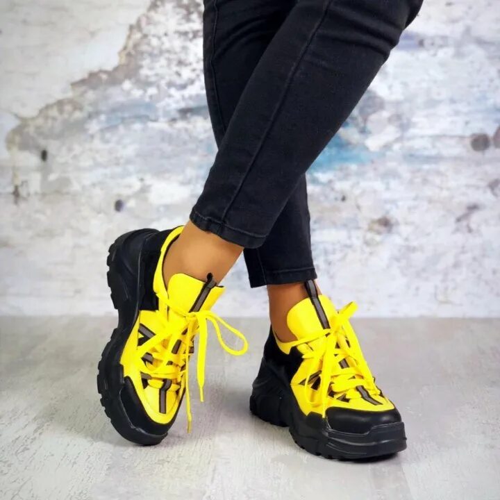 Желтая подошва на кроссовках. Кроссовки adidas женские жёлтые 2022. Кроссовки Nike желто-черные bq6472-110. Женские кроссовки Liu∙Jo артикул ba3061, желтый. Кроссовки женские черно желтые.