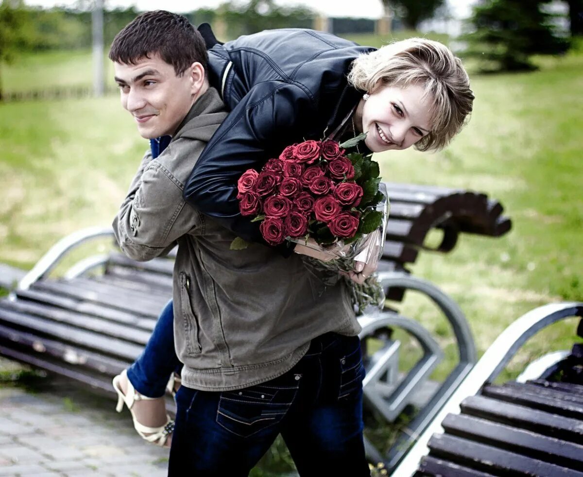 Мужчина встречает девушку. Парень дарит цветы. Парень с цветами. Молодой человек дарит цветы. Парень и девушка с цветами.