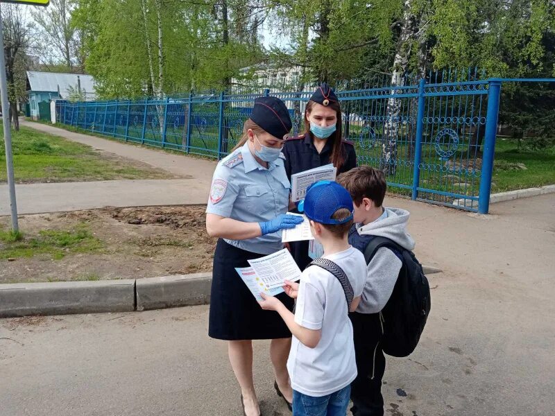 Организовано профилактического мероприятия. Несовершеннолетний и полиция. Сотрудники ГИБДД С несовершеннолетними. Беседа полицейского и ребенка. Инспектор по делам несовершеннолетних в Казахстане.