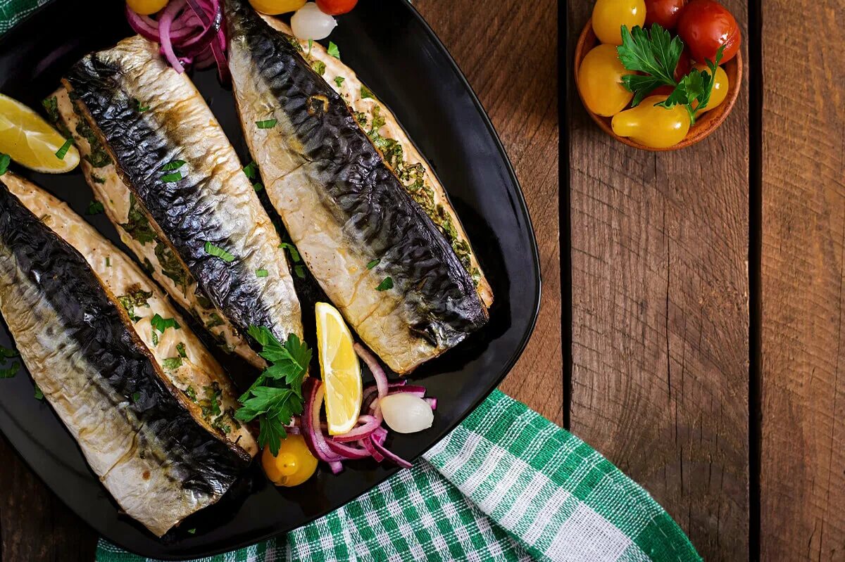 Скумбрия в духовке с морковью и луком. Рыбное филе скумбрия. Филе скумбрии в духовке. Филе скумбрии в духовке. Скумбрия в духовке в фольге.