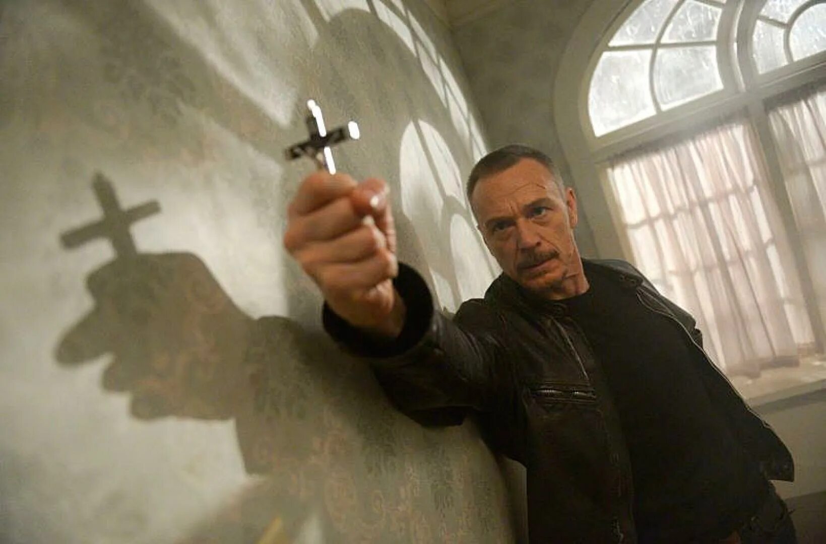 Сургут священник экзорцист. Джеймс вудс очень страшное кино 2. Обряд экзорцист изгоняющий дьявола. Экзорцист изгоняет демона. Экзорцист изгоняющий дьявола.