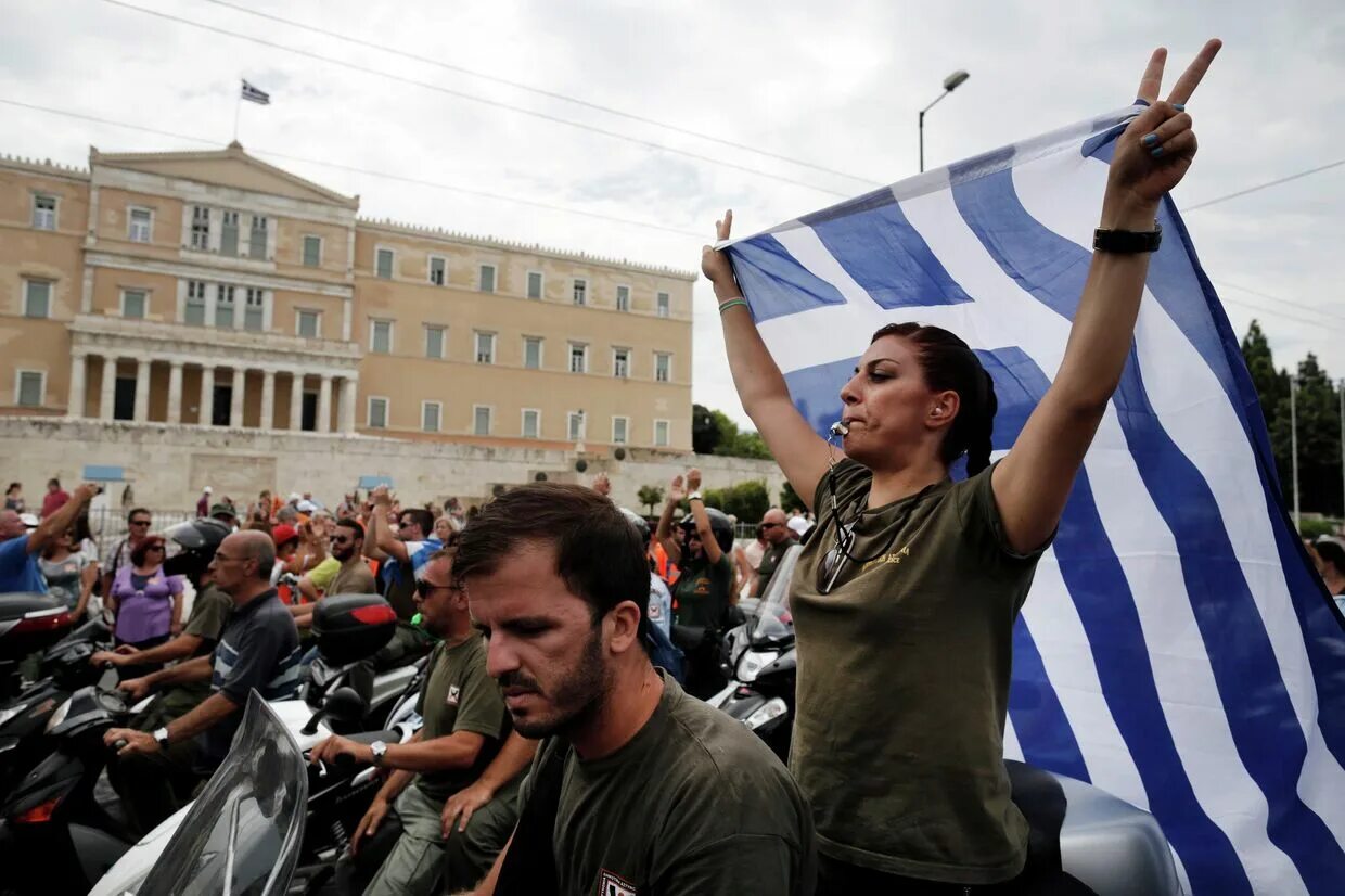 Греки на митинге. Греция люди. Митинги в Греции. Госслужащий Греции.