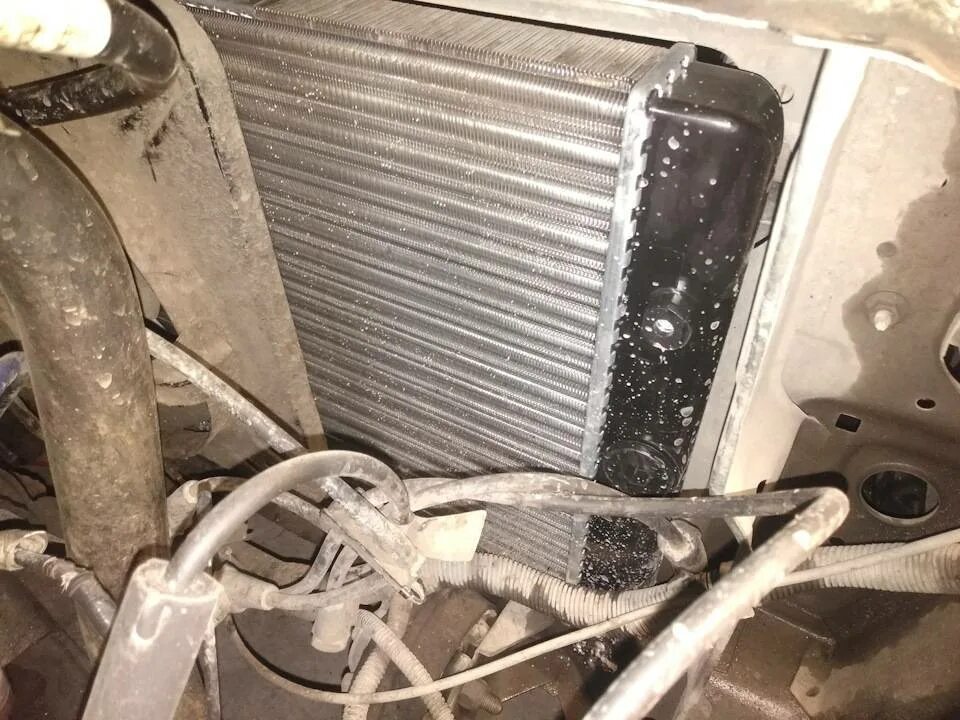 Радиатор от ваз 2114. Как поменять радиатор на 14. Печной радиатор ваз 2114. Радиатор отопителя салона ваз 2114. Радиатор от ваз 2114.