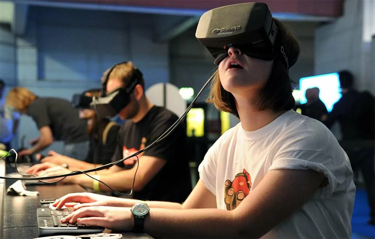 В новом виртуальном мире. Виртуальная реальность Oculus. Виртуальная реальность зависимость. Киберспорт ВР. Шлем виртуальной реальности мультяшная.