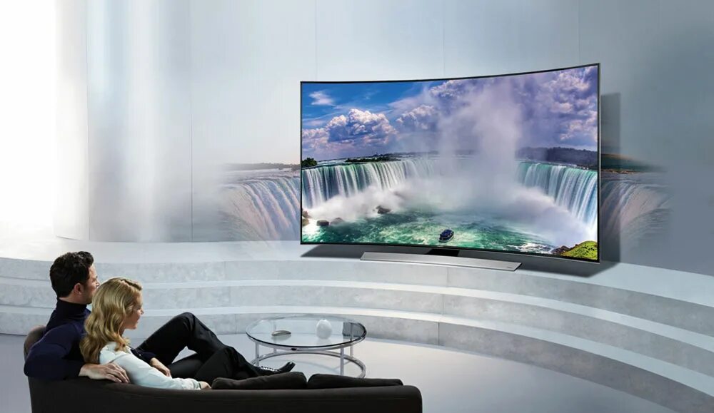 Качество экранов телевизоров. Телевизор самсунг изогнутый экран. Samsung Curved UHD TV. Телевизор с выпуклым экраном. Реклама телевизора.