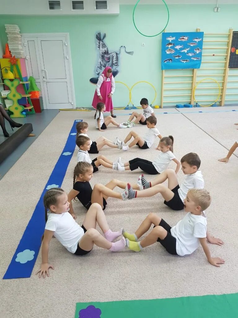физкультура в детском саду. открытое занятие по физической культуре. дети на физкультурном занятии. занятия по физре в садике в младшей группе. физкультура в детском саду.