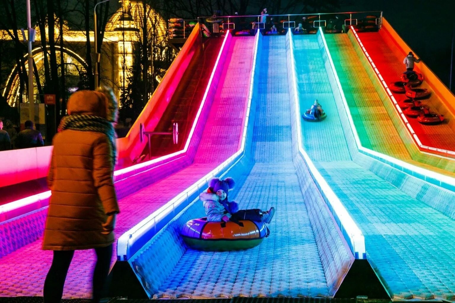 Ледяная горка в усадьбе «алтуфьево». Горки для детей в центре москвы. Парк вднх ледяные горки. Развлекательный центр для детей с батутами и горками. Парк косинский ледяная горка.