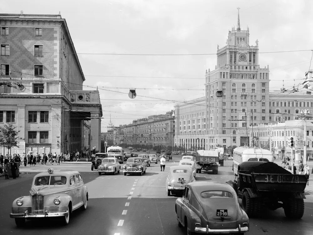 16 40 по москве. Москва 1956 площадь Маяковского. Гостиница Пекин Москва 1956 площадь Маяковского. Площадь Маяковского 1950. Москва 1950 МГУ.