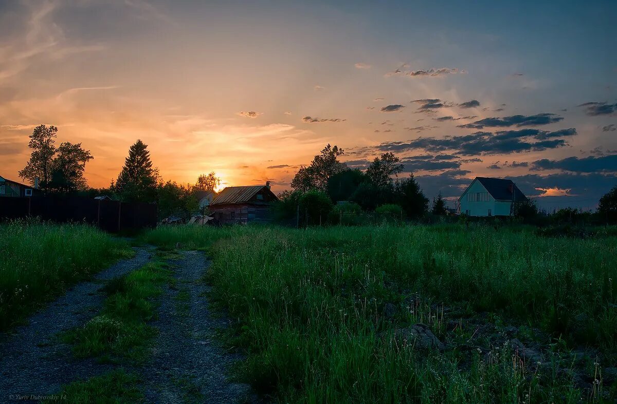 Вечера в деревне текст. Рассудово пейзажи. Вечер в деревне. Деревенька вечерняя Заря. Обои вечер в деревне.