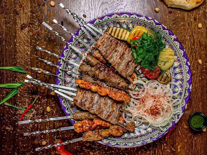 Чайхана шашлык. Уч панджа. чойхона shashlik. уч панжа из баранины. шашлык уч панджа.
