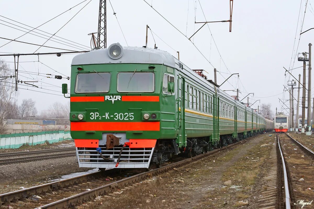 Электричка 6907 хабаровска. Поезд иволга для мцд. Электропоезд ласточка новосибирск. Владивосток аэропорт электричка станция. Парк электропоездов.