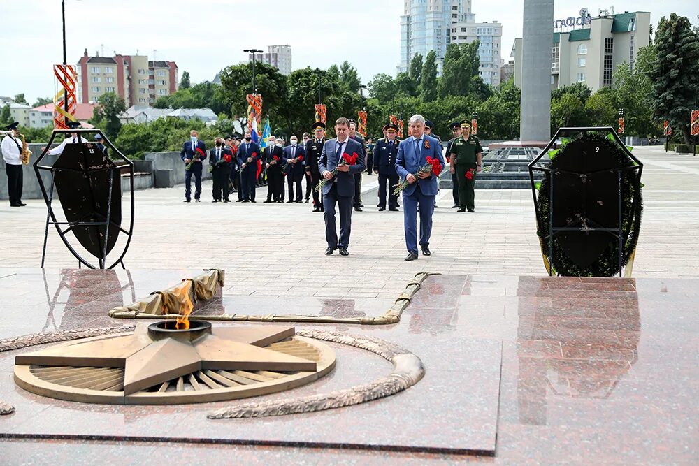 Могила неизвестного солдата на площади Победы Воронеж. Память войны площадь Победы Воронежа. Неизвестный солдат в Воронеже. Могила неизвестного солдата г. Воронеж.